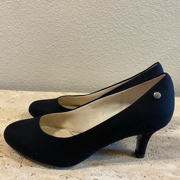 Life Stride Parigi Pumps in black fabric.
Brand new, synthetic upper size 7 - Picture 2 of 8
